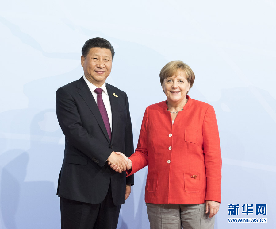 7月7日，二十國集團領導人第十二次峰會在德國漢堡舉行。國家主席習近平出席并發表題為《堅持開放包容　推動聯動增長》的重要講話。這是峰會開始前，習近平受到德國總理默克爾迎接。新華社記者 李學仁 攝 