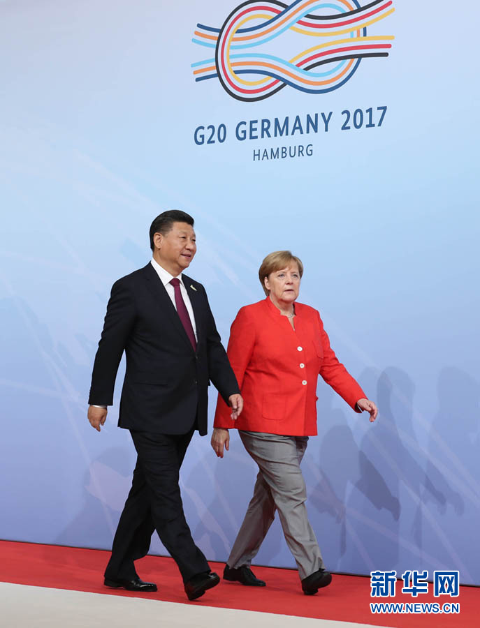7月7日，二十國集團領導人第十二次峰會在德國漢堡舉行。國家主席習近平出席并發表題為《堅持開放包容　推動聯動增長》的重要講話。這是峰會開始前，習近平受到德國總理默克爾迎接。新華社記者 劉衛兵 攝 